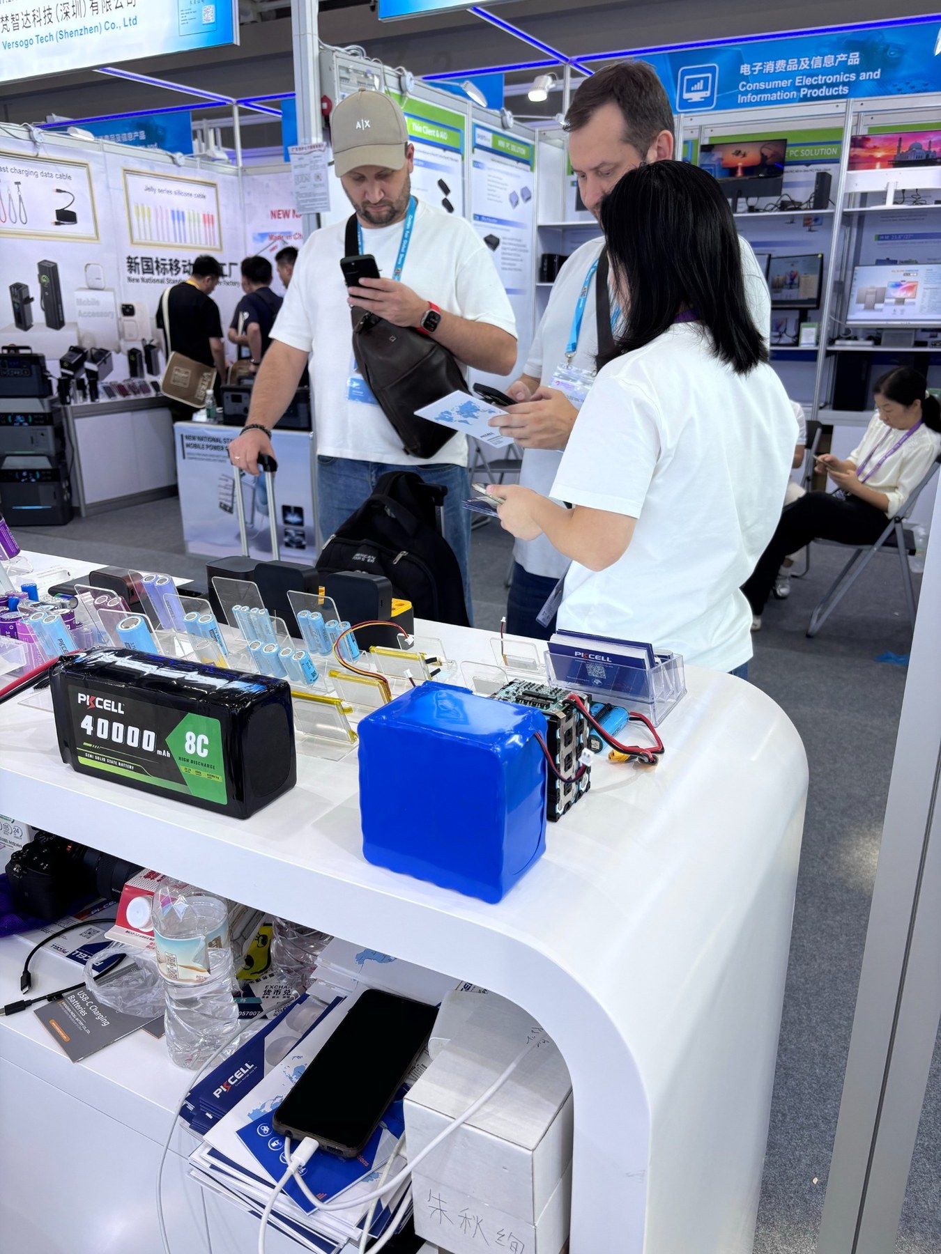 PKCELL广交会展位桌面陈列电池PACK及不同形态的电池样品。
