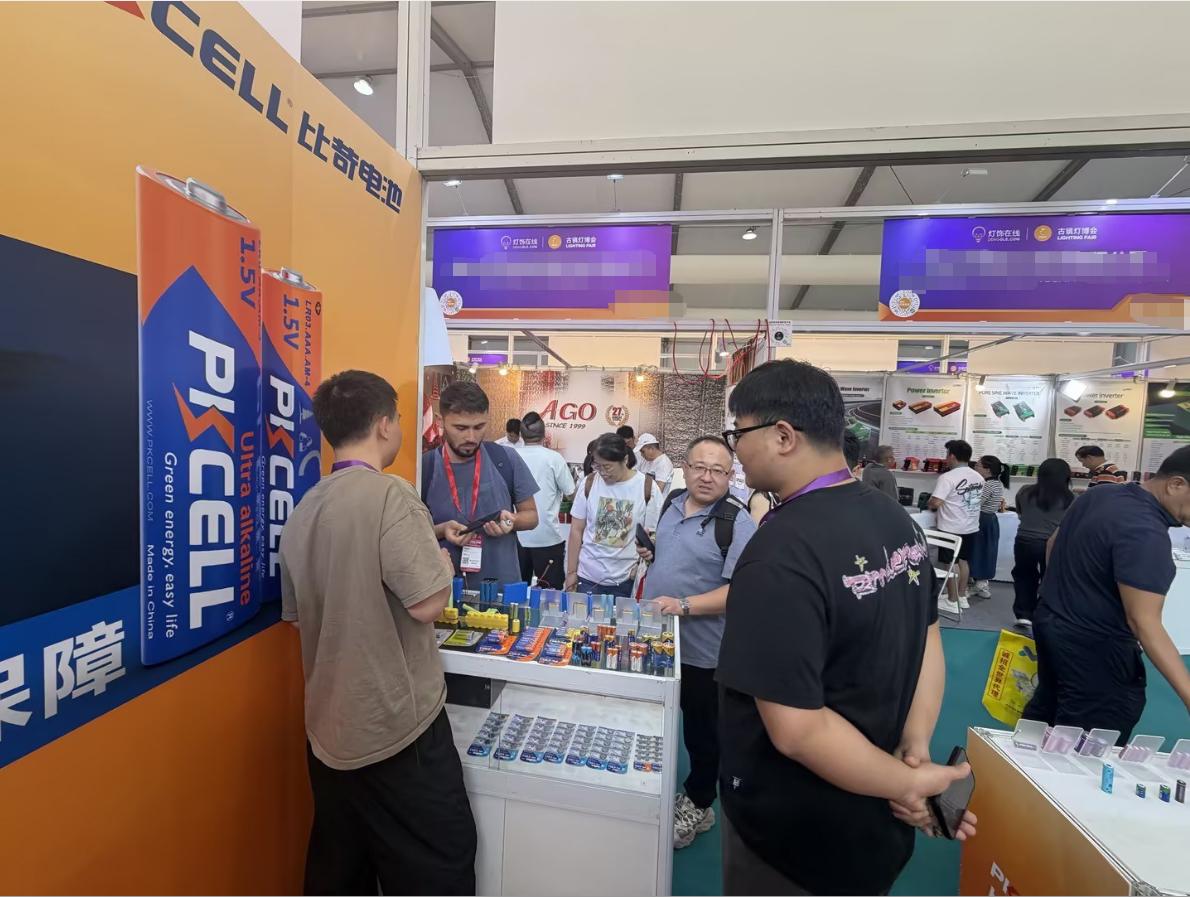 PKCELL比苛电池在第35届古镇灯博会D-C34展位展示电池产品并接待来访者。