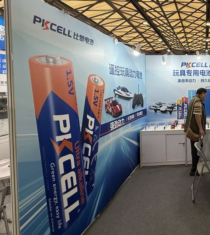 PKCELL展位左侧展示遥控玩具动力电池及遥控车等玩具应用示意。
