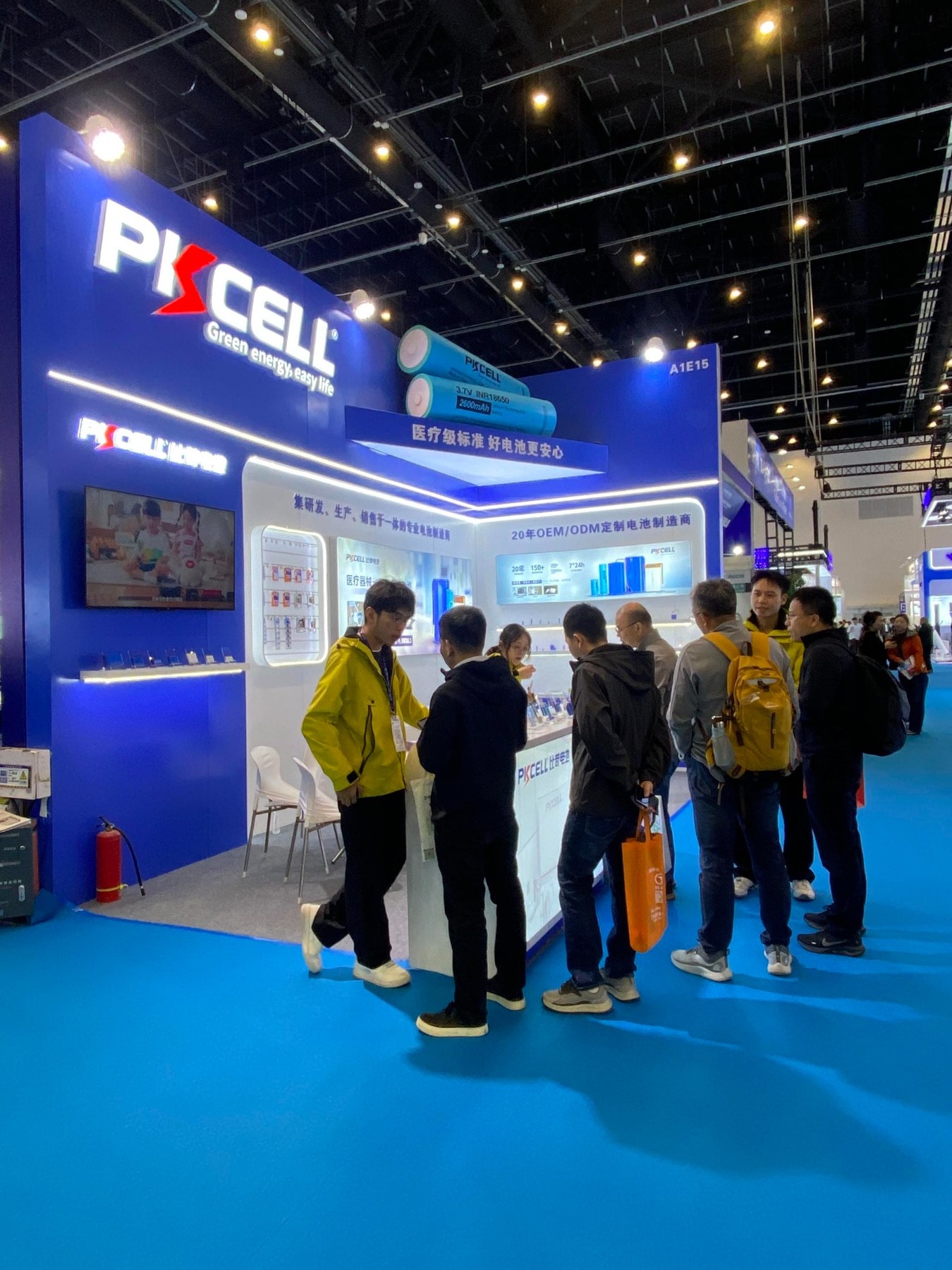 来访者在PKCELL第94届CMEF秋季展A1E15展位查看电池产品并与工作人员交流。