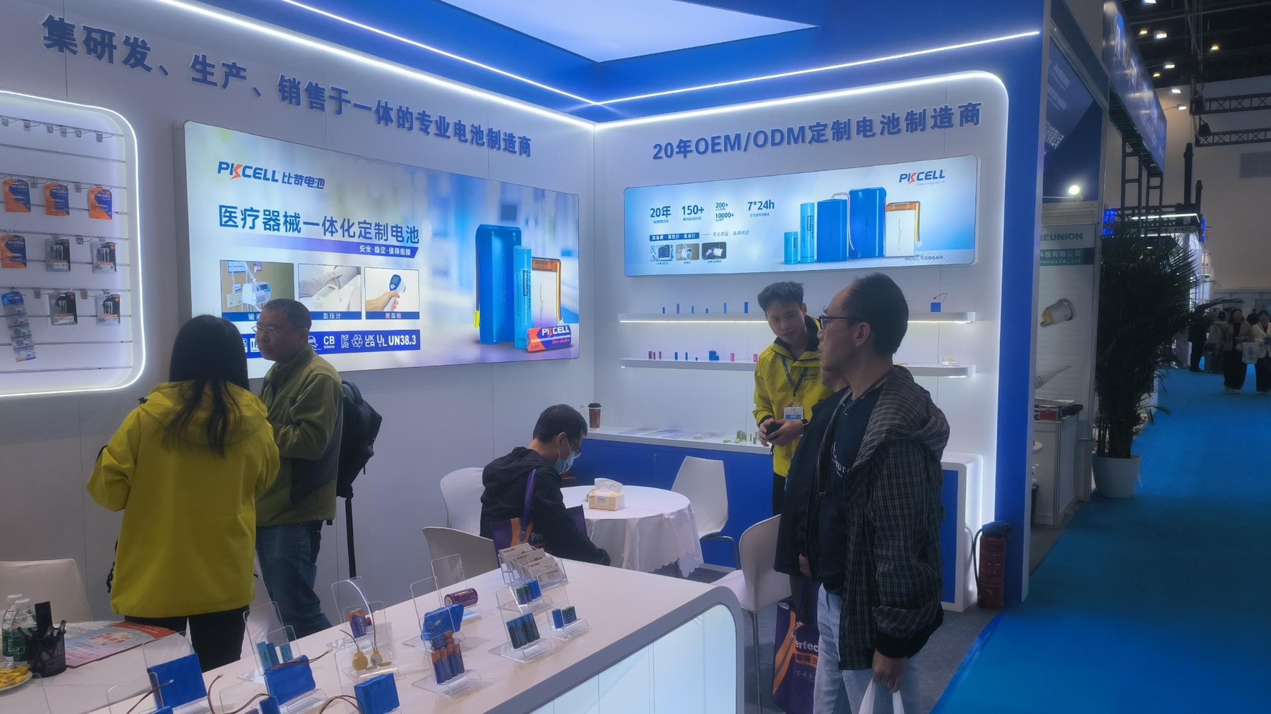 PKCELL展位工作人员与来访者在电池样品展示区交流产品需求 PKCELL展位工作人员与来访者在电池样品展示区交流产品需求