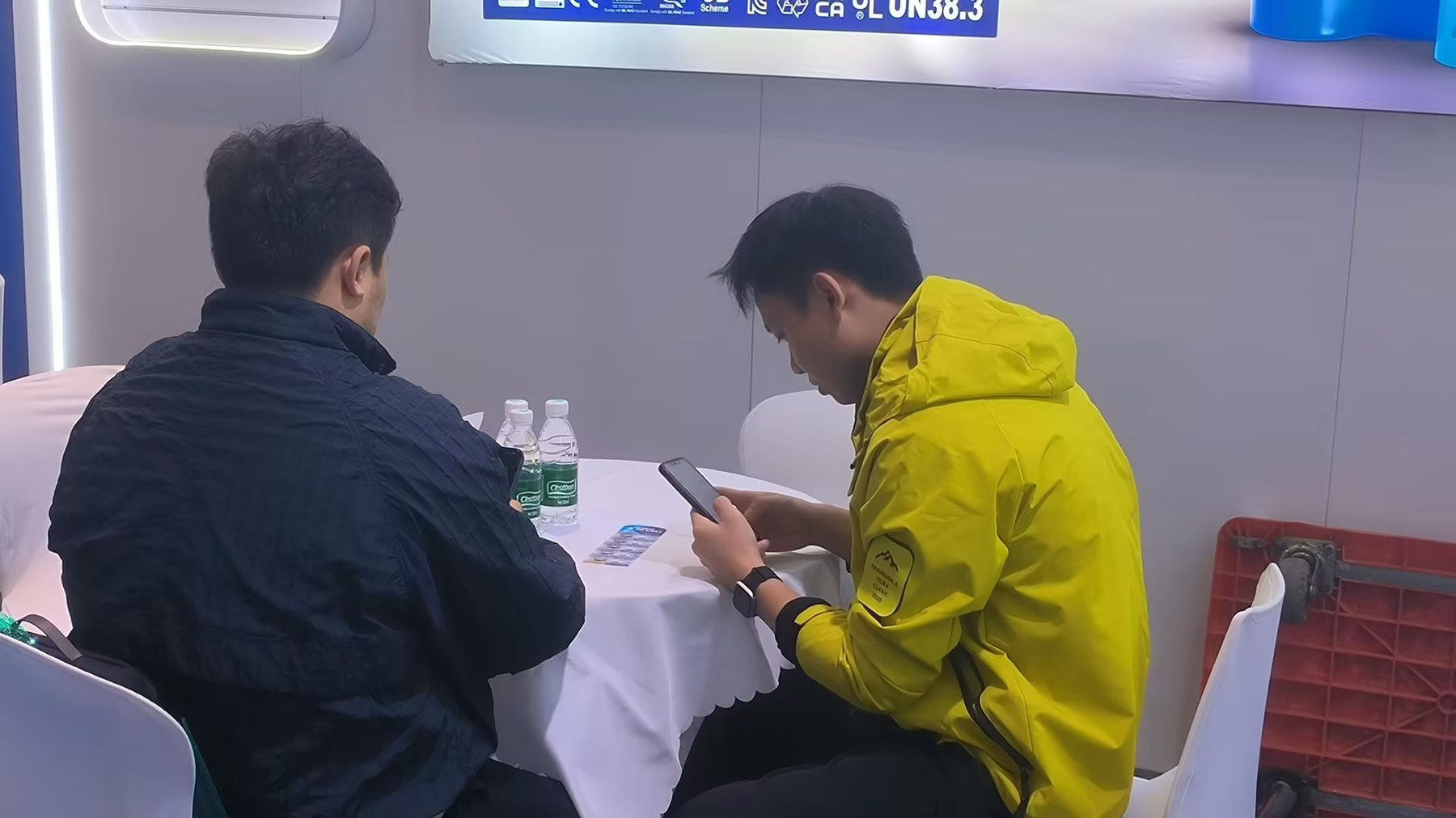 PKCELL工作人员与来访者在展会现场查看资料并沟通电池项目需求 PKCELL工作人员与来访者在展会现场查看资料并沟通电池项目需求